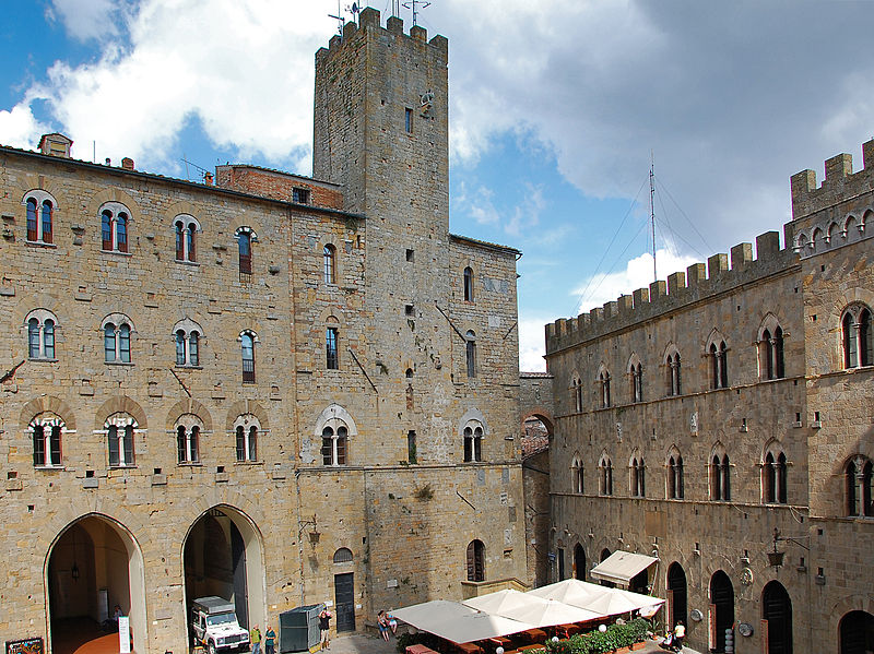 File:" Affacciato sulla Piazza dei Priori ".jpg