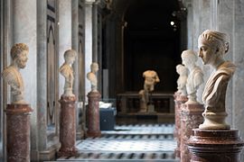 Kunsthistorisches Museum Wien 2016 Antikensammlung römische Büsten a.jpg