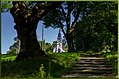 Gruftkapelle mit Lindenweg.jpg